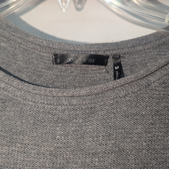 Daisy Fuentes Sweater Size M grey and  Creme Stripe Sporty Casual Lightweight - Picture 2 of 4